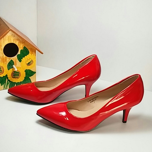 🆕 Glossy Red Low Pointy Toe Pump 🆕 - Picture 2 of 8